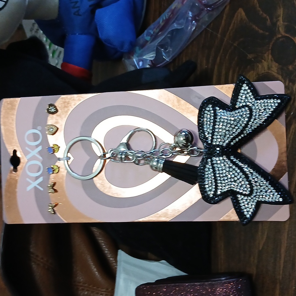 XOXO GORGEOUS BOW BAGTAG W/ 3 PAIRS OF EARRINGS NEW